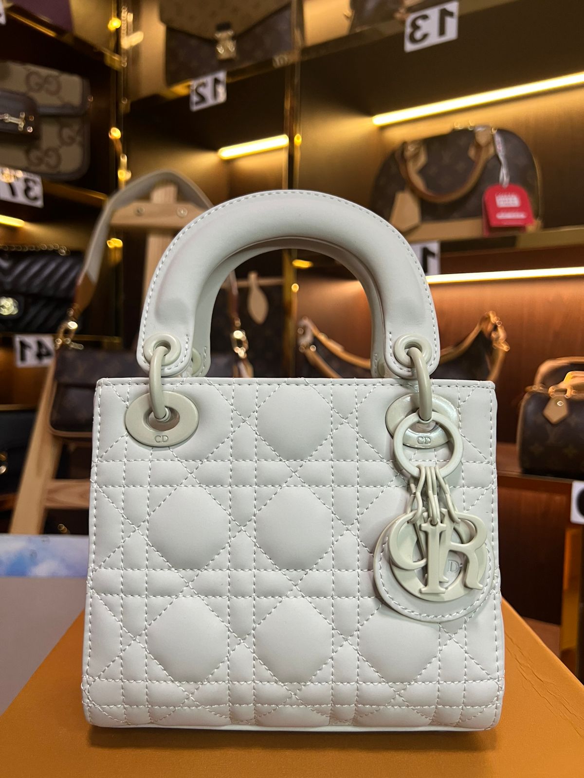 CHRISTIAN DIOR